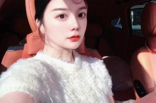 54岁杨钰莹穿牛仔外套+碎花裙好洋气差点认不出